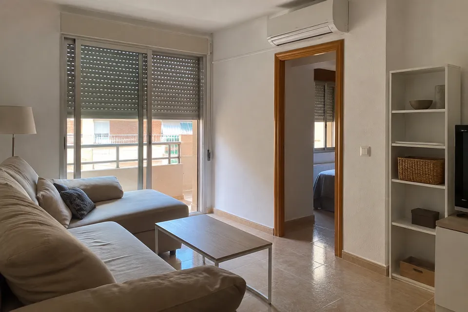 Salón con split, persianas bajadas y suelo cerámico Salón con split, persianas bajadas y suelo cerámico